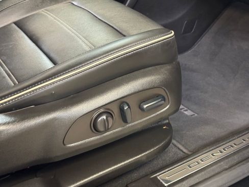 Used 2022 GMC Acadia Denali w/ Black Diamond Edition image 31