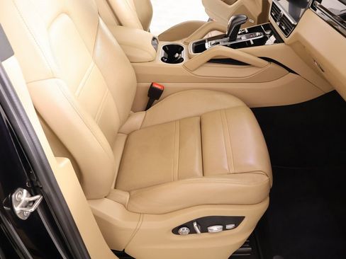 Used 2020 Porsche Cayenne Base image 15