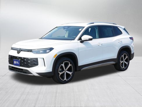 Certified 2025 Volkswagen Tiguan SE AWD/4WD image 3