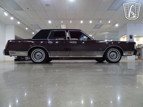 Used 1988 Lincoln Town Car image 19
