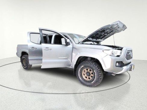Used 2019 Toyota Tacoma TRD Off-Road image 11