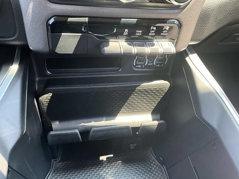 Used 2020 RAM 1500 Big Horn AWD/4WD image 25
