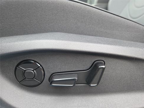 New 2026 Volkswagen Tiguan SE image 15