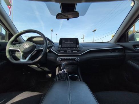 Used 2024 Nissan Altima 2.5 SV image 2