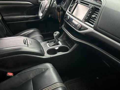 Used 2017 Toyota Highlander SE image 18
