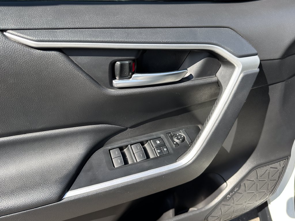 Used 2025 Toyota RAV4 XLE AWD/4WD image 19