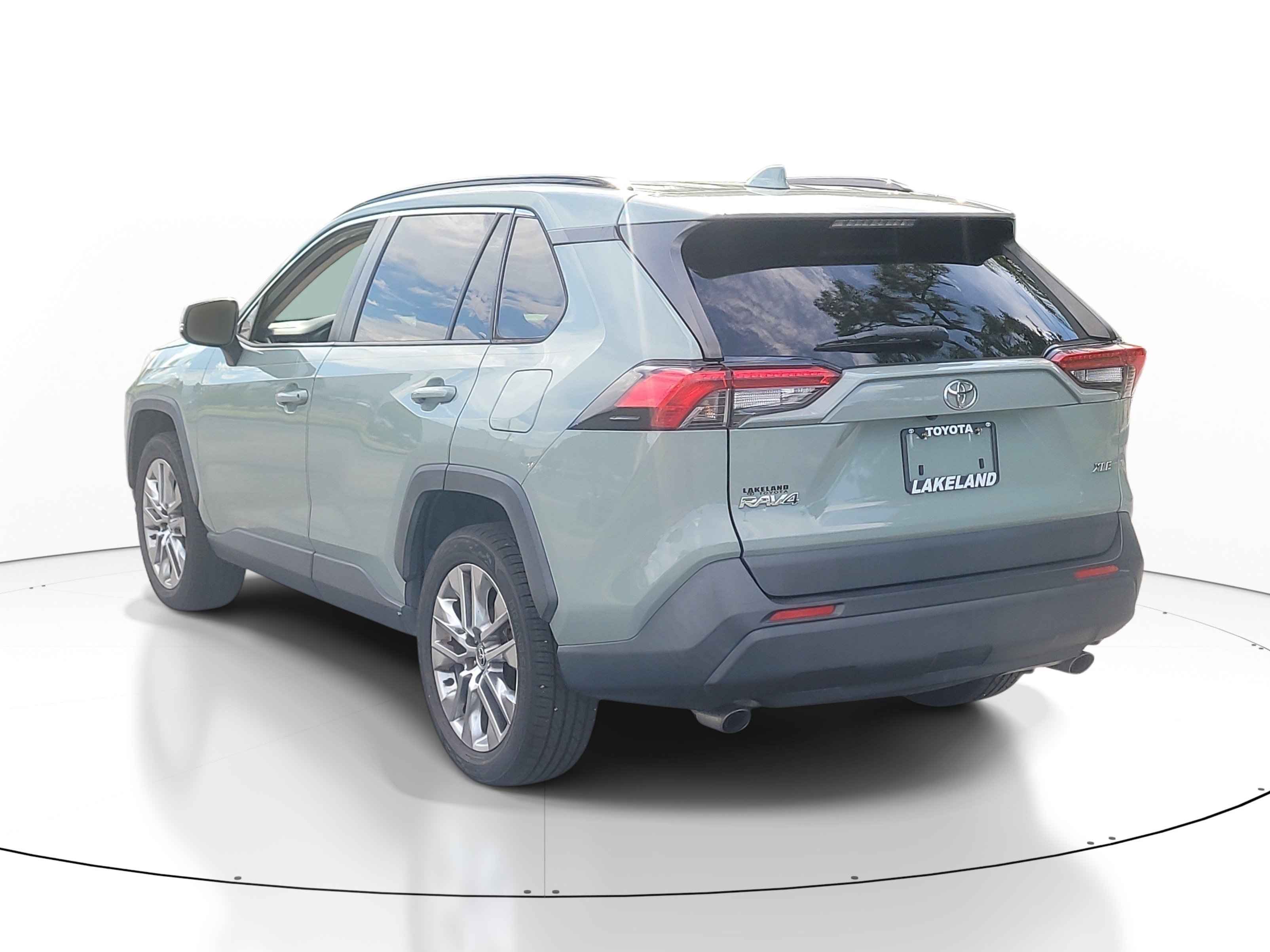 Used 2021 Toyota RAV4 XLE Premium FWD image 5