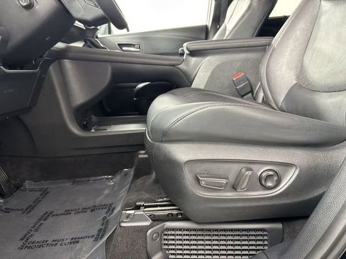 Used 2025 Toyota Sienna Platinum image 22