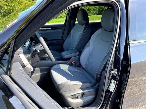 Used 2025 Volkswagen Tiguan SE R-Line AWD/4WD image 10