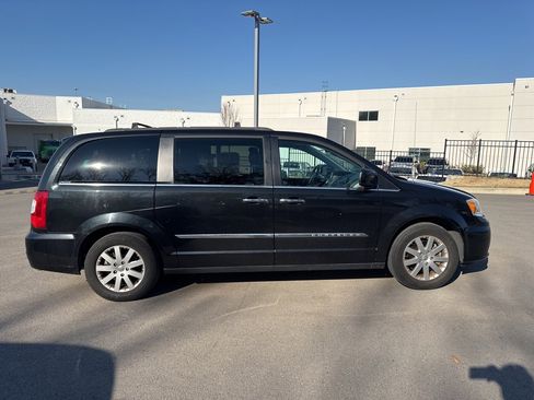 Used 2014 Chrysler Town & Country Touring w/ Driver Convenience Group image 3