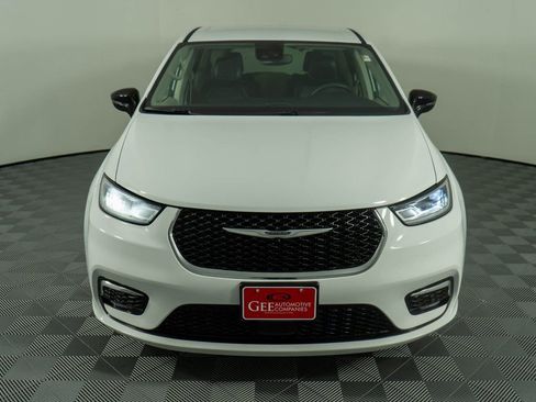 Used 2024 Chrysler Pacifica Limited FWD image 2