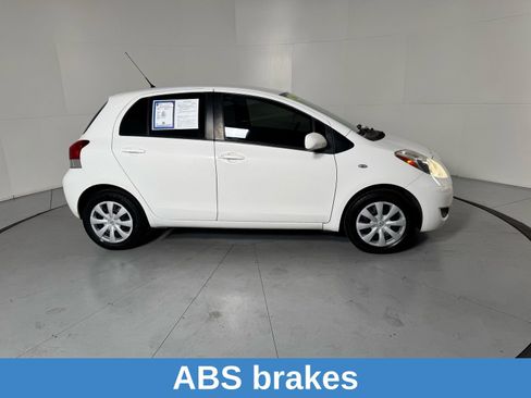 Used 2009 Toyota Yaris 4-Door Hatchback image 4