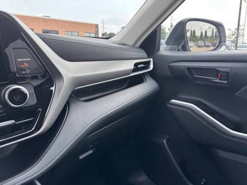 Used 2025 Toyota Highlander LE FWD image 36