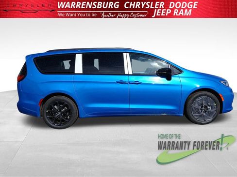 New 2026 Chrysler Pacifica Select image 2
