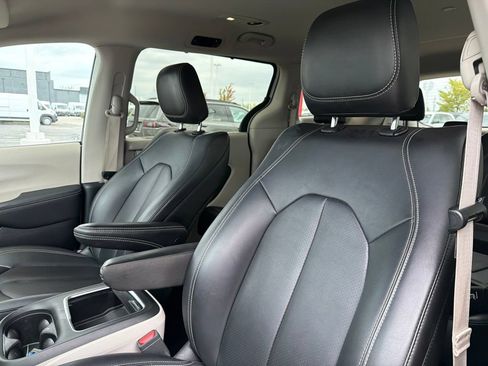 Used 2024 Chrysler Pacifica Touring-L FWD image 13
