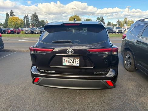 Used 2022 Toyota Highlander XLE AWD/4WD image 4