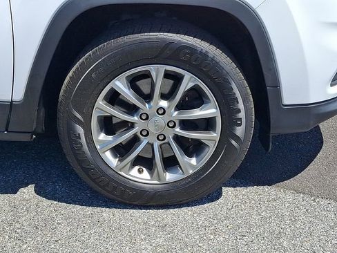 Used 2019 Jeep Cherokee Latitude Plus w/ Cold Weather Group AWD/4WD image 8
