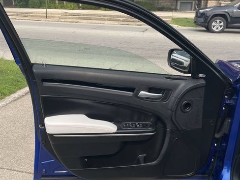 Used 2019 Chrysler 300 S AWD/4WD image 5