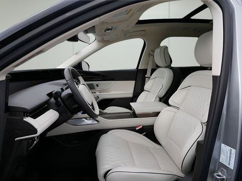 Used 2025 Lincoln Nautilus Black Label image 10