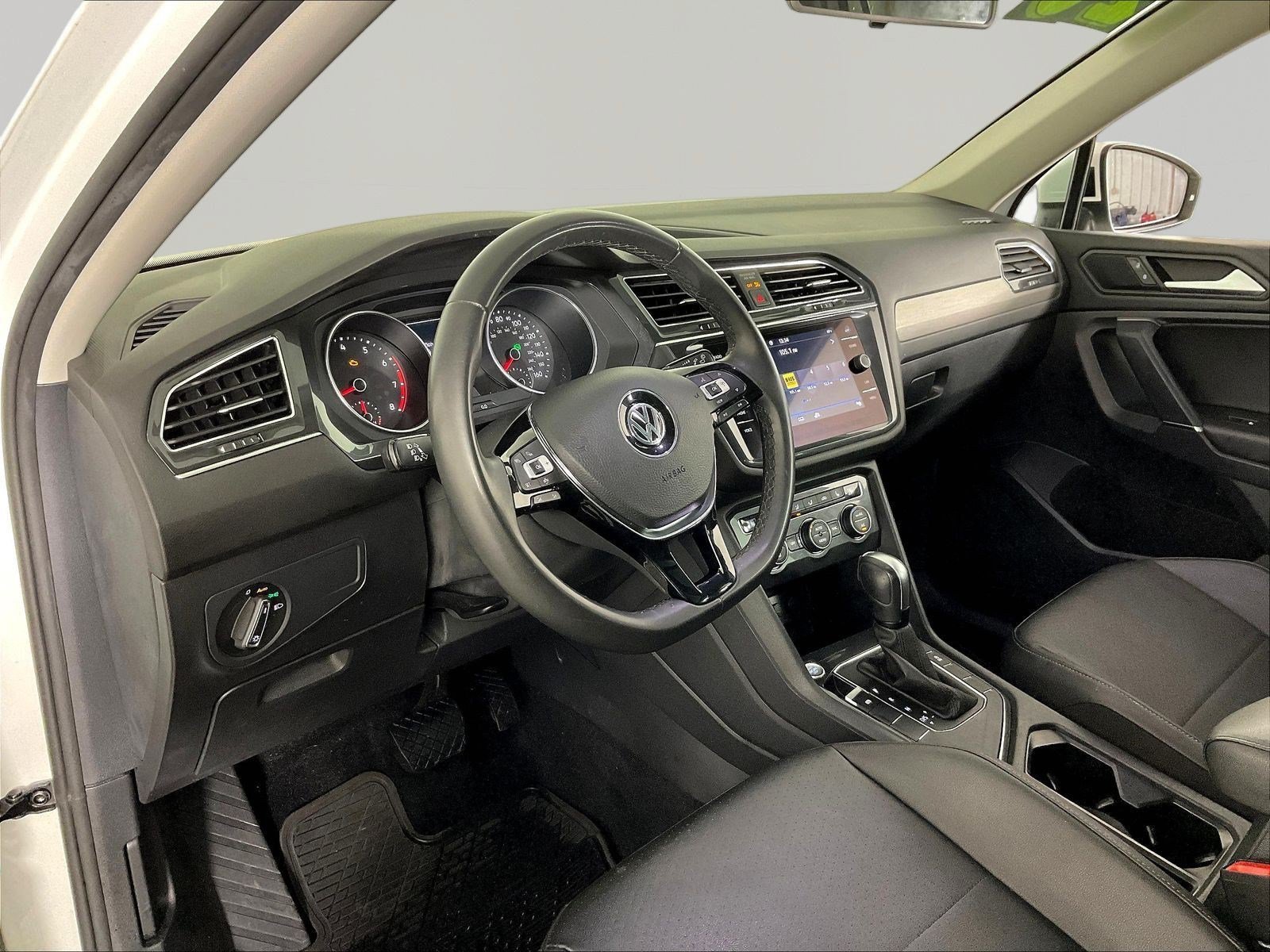 Used 2020 Volkswagen Tiguan SE w/ Panoramic Sunroof Package FWD image 17