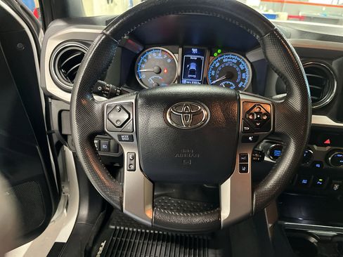 Used 2019 Toyota Tacoma Limited AWD/4WD image 21