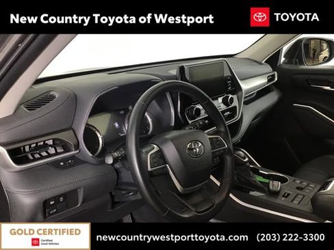 Certified 2023 Toyota Highlander XLE image 8