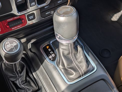 Used 2023 Jeep Wrangler Unlimited Rubicon 4xe AWD/4WD image 31