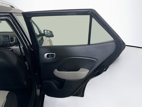 Used 2025 Hyundai Venue SEL image 30