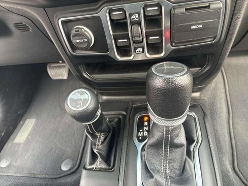 Used 2023 Jeep Gladiator Overland image 15