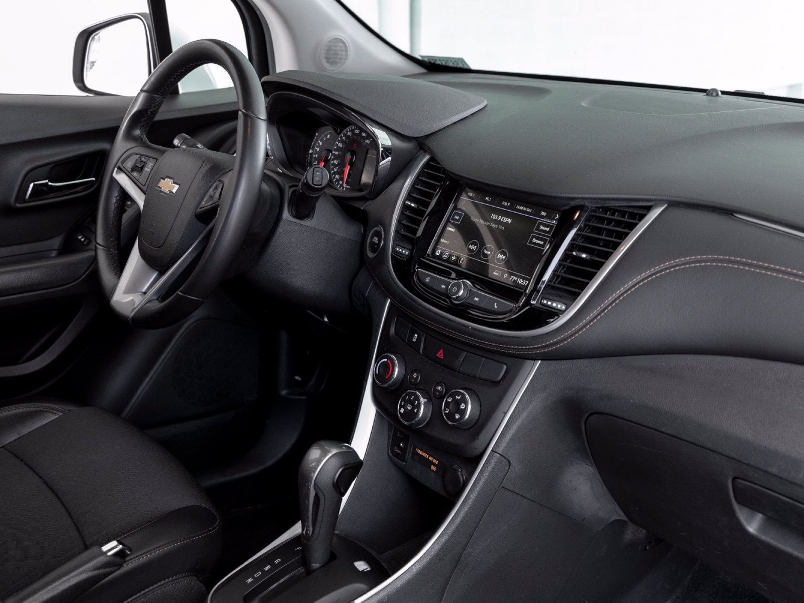 Used 2019 Chevrolet Trax LT w/ LT Convenience Package AWD/4WD image 29