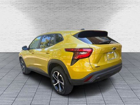 Used 2024 Chevrolet Trax RS w/ Sunroof Package image 3