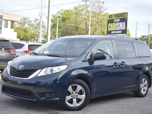 Used 2012 Toyota Sienna LE image 2
