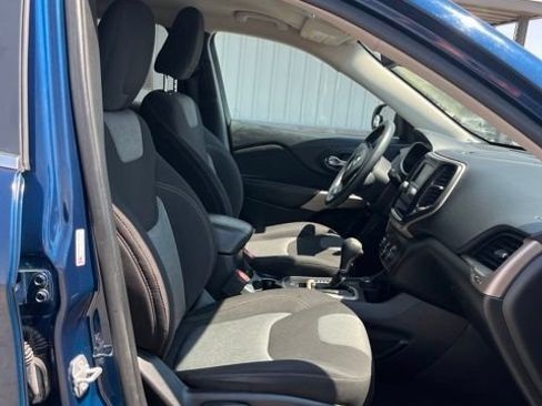 Used 2018 Jeep Cherokee Latitude AWD/4WD image 32