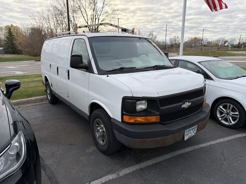 Used 2009 Chevrolet Express 2500 image 2
