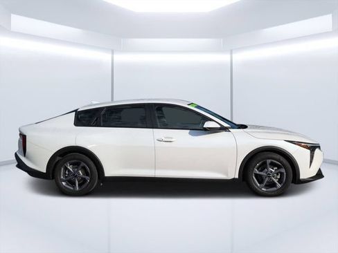 Used 2025 Kia K4 FWD image 2