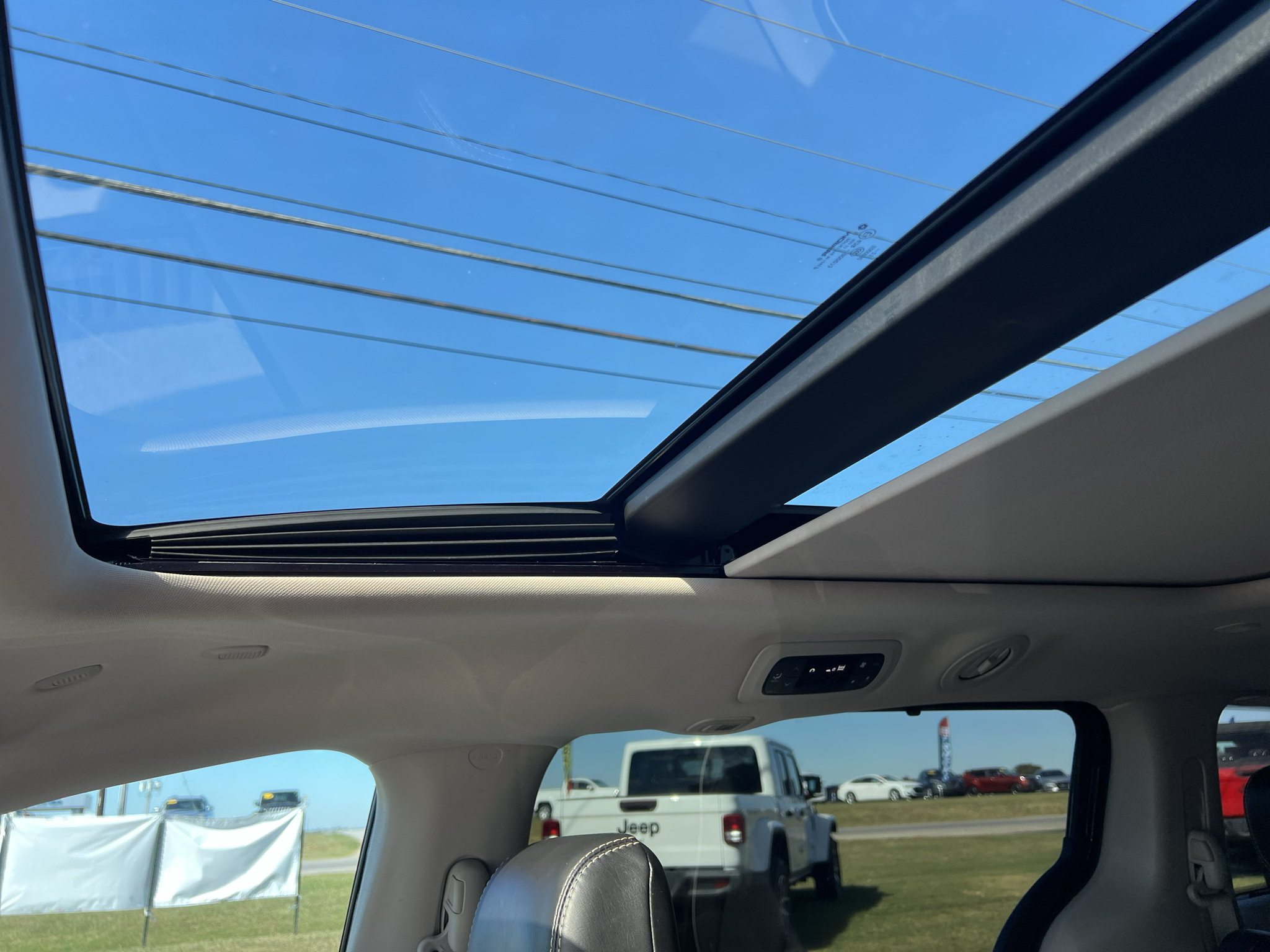 Used 2023 Chrysler Pacifica Limited FWD image 36