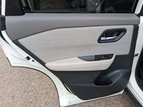 Used 2023 Nissan Rogue SV image 12