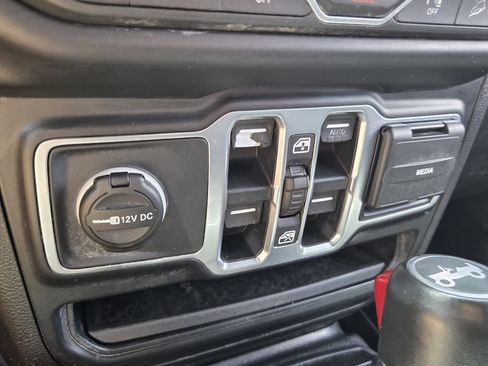 Used 2018 Jeep Wrangler Unlimited Sahara AWD/4WD image 22