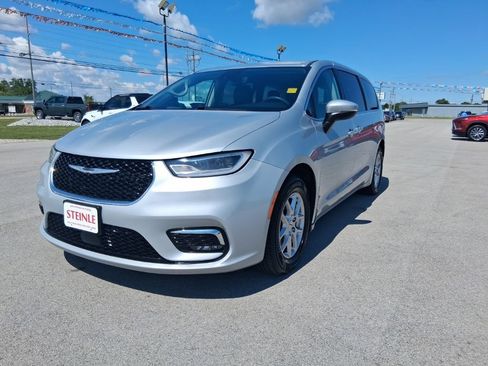 Used 2023 Chrysler Pacifica Touring-L FWD image 2