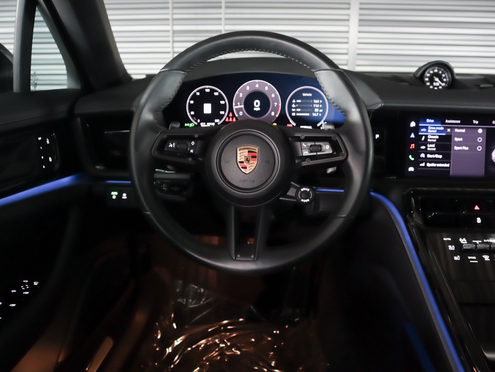 Used 2025 Porsche Panamera RWD image 13