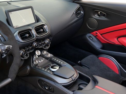 Used 2023 Aston Martin V12 Vantage Roadster image 9