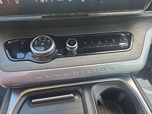 Used 2025 Ford Expedition Max Platinum AWD/4WD image 17