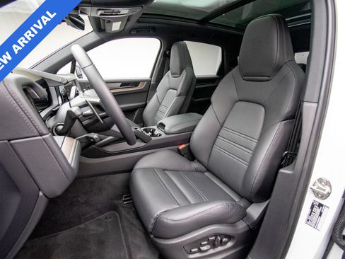 Used 2025 Porsche Cayenne S AWD/4WD image 13