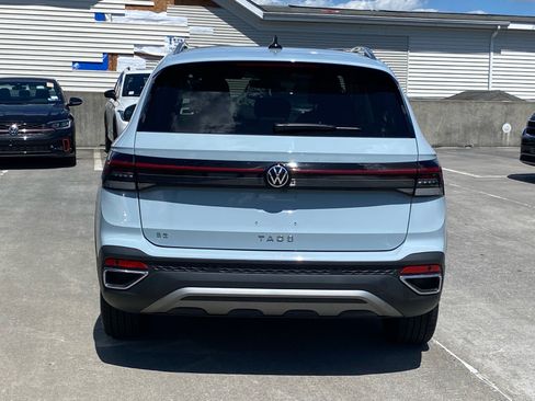 Certified 2025 Volkswagen Taos SE w/ Panoramic Sunroof Package FWD image 4
