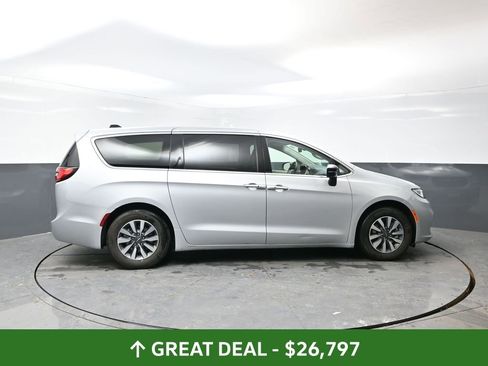 Used 2024 Chrysler Pacifica Select FWD image 2