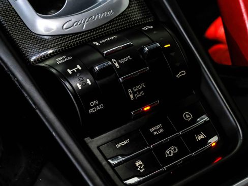 Used 2016 Porsche Cayenne Turbo S image 30