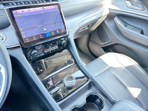 Used 2024 Jeep Grand Cherokee L Limited w/ Black Appearance Package AWD/4WD image 17