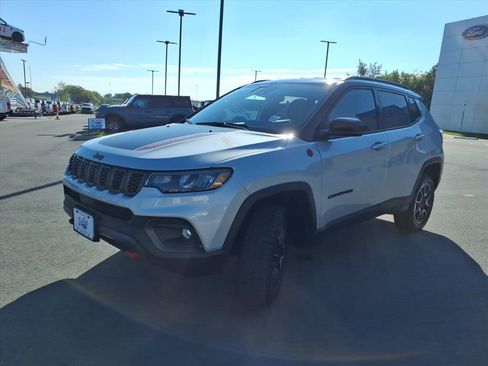 Used 2024 Jeep Compass Trailhawk image 7