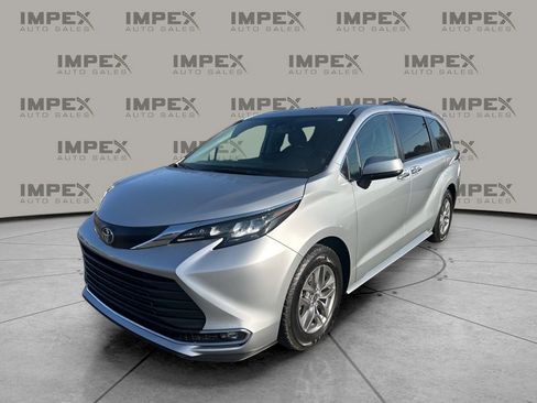 Used 2024 Toyota Sienna XLE image 1