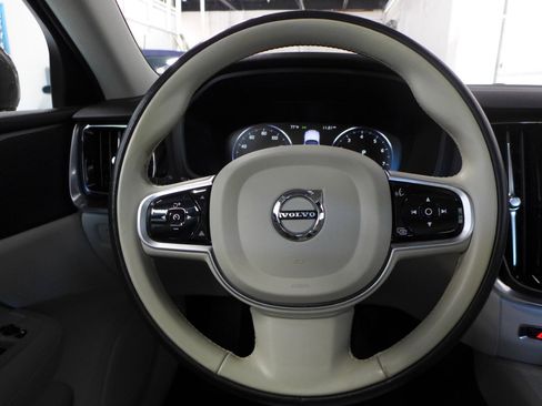 Used 2020 Volvo S60 T5 Momentum image 16